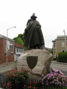  Eh non, ce n'est pas une sorcière, c'est la statue du fondateur de Salem, Roger Conant. 